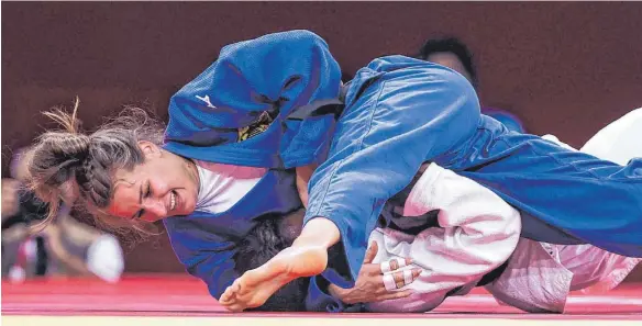  ?? FOTO: OLIVER WEIKEN/DPA ?? Anna-Maria Wagner während ihres Bronzekamp­fs gegen Kalima Antomarchi. Am Ende setzte sich die Judoka vom KJC Ravensburg durch und gewann Bronze.