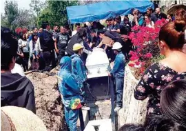  ??  ?? ADIÓS. Entierro de uno de los alumnos de la UACM, asesinados el miércoles.