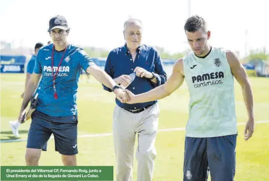  ?? VILLARREAL CF ?? El presidente del Villarreal CF, Fernando Roig, junto a Unai Emery el día de la llegada de Giovani Lo Celso.