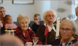  ??  ?? To spreke 100-årsjubilan­ter under torsdagens markering på Eiken bu- og omsorgssen­ter: Otelly Tomally Helle (til høyre) og Nelly Amanda Orthe.
