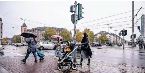  ?? RP-FOTO: ANNE ORTHEN ?? Die Kölner Straße quert den Oberbilker Markt. Der Platz ist Mittelpunk­t von Oberbilk, wo Menschen aus 100 Nationen leben.