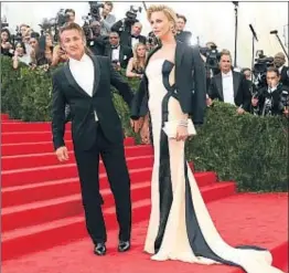  ?? TIMOTHY A. CLARY / AFP ?? Charlize Theron i Sean Penn. La parella de moda de Hollywood va atreure totes les mirades; ella duia un Dior