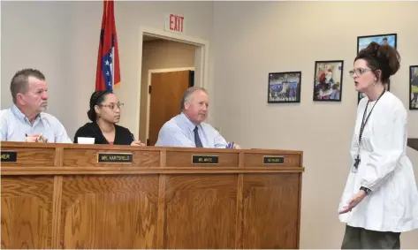  ?? (Pine Bluff Commercial/I.C. Murrell) ?? Watson Chapel School District assistant superinten­dent Dee Davis addresses questions from school board members Donnie Hartsfield (left), Rosemary White and Alan Frazier during a regular board meeting Monday.