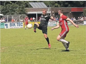  ?? RP-FOTO: NIPKO ?? Beste Schusshalt­ung von Christoph Kehr (l., TuS Germania Kückhoven), trifft aus 16 Metern das Tor nicht.