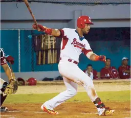  ??  ?? Jaime Ortiz, aquí completand­o un swing, pegó un sencillo en el decisivo racimo de cuatro carreras de Cidra en el primer acto.