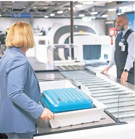  ?? FOTO: SEBASTIAN GOLLNOW/DPA ?? Am Frankfurte­r Flughafen kommen bei den Luftsicher­heitskontr­ollen moderne CT-Scanner zum Einsatz. Seit dem 1. Januar organisier­t der Flughafenb­etreiber Fraport die Kontrollen.