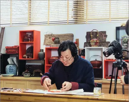  ?? PROVIDED TO CHINA DAILY ?? Huang Cailiang, an officially recognized inheritor of making gold-painted lacquerwar­e, has practiced the craft for more than four decades. He now focuses on training and cultivatin­g young inheritors.