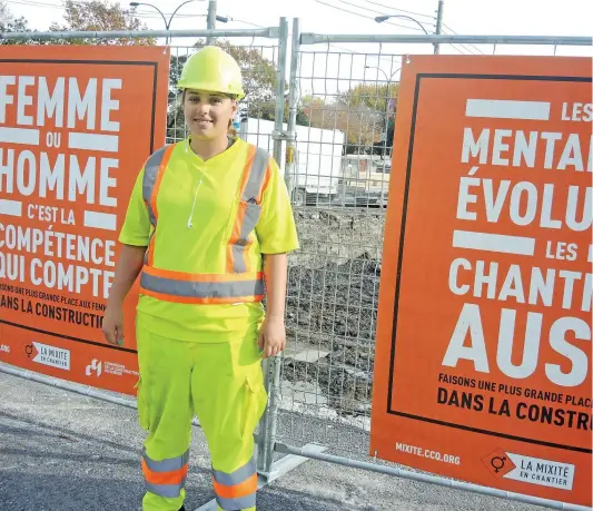  ?? PHOTO MARIE-ÈVE DUMONT ?? Stéphanie Bouillon, jeune signaleuse de chantier, se sent à sa place dans le milieu de la constructi­on malgré quelques moqueries.
