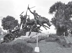  ??  ?? Emilio Jacinto’s statue at Himlayang Pilipino.