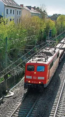  ?? FOTO: BECKER&BREDEL ?? Ein Fall für Lärmschutz: Parallel zur Völklinger Straße fährt die Bahn. Die Anwohner wünschen sich eine Schutzwand.