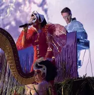  ??  ?? Maschere Björk (52 anni) mancava a Roma dal 2015. Sopra, l’artista islandese durante un concerto del tour «Utopia»