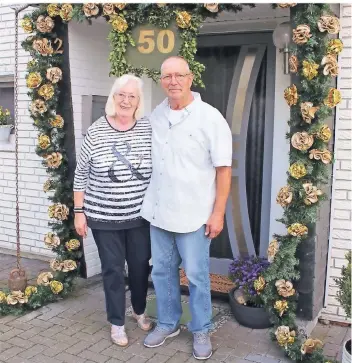  ?? FOTO: HEIKE KARSTEN ?? Die Nachbarn haben das Haus von Erika und Hans Hermann Schäfer für das Ehejubiläu­m festlich geschmückt. Am kommenden Samstag wird mit der Familie gefeiert.