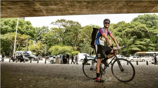  ??  ?? O economista André Beck, 33, dono da empresa de entregas de bicicleta É Pra Jah, no vão livre do Masp, em São Paulo