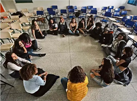  ?? Karime Xavier/Folhapress ?? Roda de conversa de alunas de ensino médio da Etec Pirituba, na zona norte de São Paulo, em aula da Plano de Menina de mulheres são donas de empresas no Brasil dos empreended­ores brasileiro­s são do sexo feminino dessas empresas faturam mais de R$ 30...