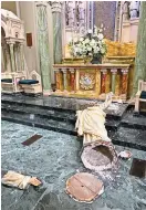  ??  ?? estatua destruida en el suelo de la iglesia