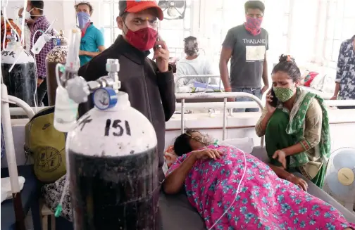  ?? Associated Press ?? ↑
Patients use oxygen cylinders in a Nashik hospital, Maharashtr­a, on Wednesday.