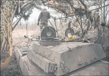  ?? Roman Chop The Associated Press ?? Ukrainian soldiers prepare a self-propelled artillery vehicle Gvozdika to fire towards the Russian positions on the front line in the Donetsk region of Ukraine.