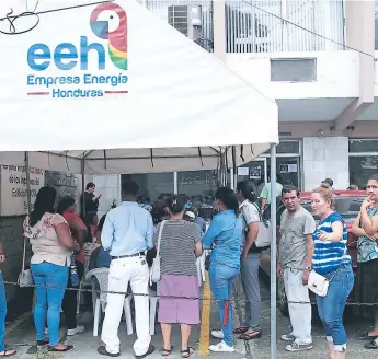  ?? FOTO: JORGE GONZALES. ?? ENERGÍA. Los abonados hacen filas afuera de la oficina de la EEH localizada en barrio Guamilito buscando ayuda para problemas con sus facturas o con el servicio.