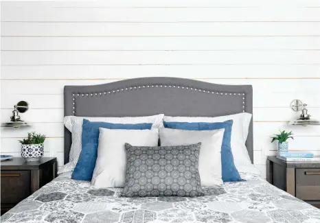  ??  ?? Le mur en bardage de bois horizontal, une tendance popularisé­e grâce à l'émission Fixer Upper et à la designer Joanna Gaines, confère à la pièce un cachet rustique renforcé par le couvre-lit, qui arbore des motifs hexagonaux évoquant des carreaux de ciment.