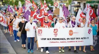  ?? (Photos Clément Tiberghien) ?? Près de  personnes – représenta­nts syndicaux (CGT, FO et Sud Santé) et soignants du public et du privé, ont défilé jusqu’à la sous-préfecture, hier soir.