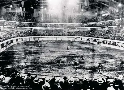  ??  ?? HISTÓRICO. El Chicago Stadium fue el escenario del primer encuentro de Playoffs que vio coronar a los Bears en 1932.