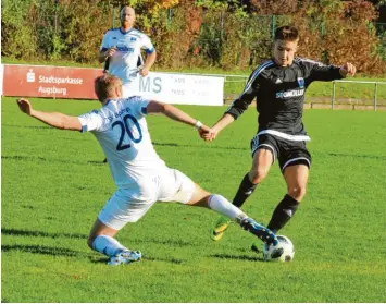  ?? Foto: Otmar Selder ?? Die Friedberge­r Fußballer – hier der junge Kevin Makowski (rechts) – mühten sich zwar und hatten auch Chancen, doch gegen Bobingen setzte es eine 1:3-Niederlage.