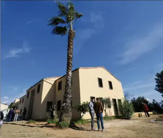  ??  ?? L’ancien hôtel  étoiles « Stars » transformé en résidence sociale calquée sur les pensions de famille. Avec  logements individuel­s et des espaces collectifs.