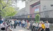  ?? RAVI CHOUDHARY/HT FILE PHOTO ?? People queue up outside the Reserve Bank of India office in New Delhi to deposit old notes.