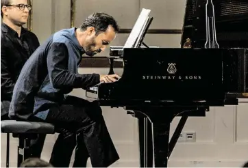  ?? BILD: SN/SF/MARCO BORRELLI ?? Igor Levit sucht am Klavier nach strukturel­ler Klarheit.