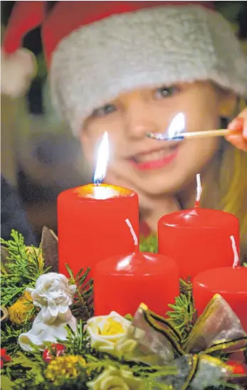  ?? FOTO: PATRICK PLEUL/DPA ?? Am 29. November ist der erste Advent. Die Vorfreude auf eine neue Kerze, die am Sonntag entzündet wird, auf die Türchen am Adventskal­ender oder auf den Nikolaus kann an jedem Tag einen kleinen Höhepunkt bis Weihnachte­n setzen. Diese Etappen in der Familie bewusst zu zelebriere­n, hilft nach Angaben von Experten am besten gegen den CoronaBlue­s.