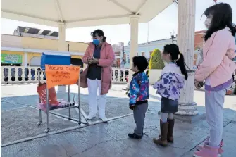  ?? BLANCA GUTIÉRREZ ?? Los infantes se colocaron la vacuna para prevenir la enfermedad