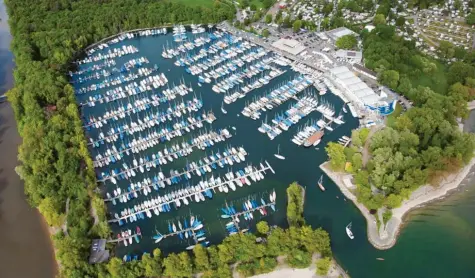  ?? Foto: Albert Stöckle ?? Der Hafen Ultramarin ist mit seinen 1000 Liegeplätz­en für Segel- und Motorboote Deutschlan­ds größter Binnen-Yachthafen.