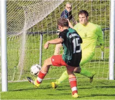  ?? FOTO: HKB ?? Fabian Rieger (15) setzte mit seinem Tor den Schlusspun­kt beim 11:3Erfolg der SG Dürbheim/Mahlstette­n gegen den Bezirkslig­a-Absteiger SV Seitingen-Oberflacht.