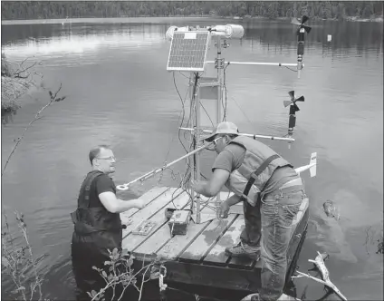  ??  ?? Researcher­s work at the Experiment­al Lakes Area in northweste­rn Ontario, a facility slated to be shut down.