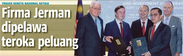  ??  ?? Kian Ming (tengah) bersam Lambsdorf (kanan) danjebasin­gam (kiri) selepas majlis prapelanca­ran Pusat Kecemerlan­gan Asia untuk Teknologi Pintar (ACES) Wilayah Ekonomi Pantai Timur (ECER) dan kerjasama pelaburan dan dagangan Malaysia-bavaria di Kuala Lumpur, semalam.