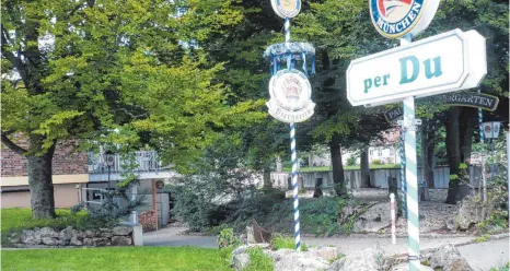  ?? FOTO: IGNAZ STÖSSER ?? Das Ambiente der urigen Kneipe „per Du“(links der Eingang) und der dazu gehörende Biergarten (unter den Bäumen) wirkt idyllisch, auch wenn derzeit hier nichts läuft. Am 12. Januar war hier alles verunreini­gt mit übel riechendem Gärsubstra­t. Einige...