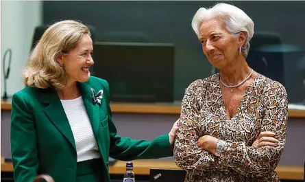  ?? ?? La ministra de Economía, Nadia Calviño, conversa con la presidenta del BCE, Christine Lagarde, ayer antes de la reunión del Eurogrupo.