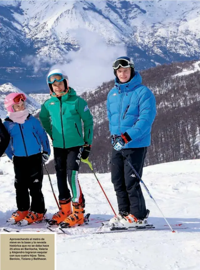  ??  ?? Aprovechan­do el metro de nieve en la base y la nevada histórica que no se daba hace 25 años en Bariloche, Valeria y Alejandro lograron esquiar con sus cuatro hijos: Taina, Benicio, Tiziano y Balthazar.