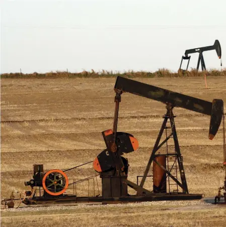  ?? FOTO: EPA/LARRY W. SMITH ?? OLJEKäLLOR. Oljepriset hålls lågt bland annat för att oljeproduk­tionen i USA och andra oljeländer ökar.