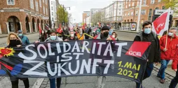  ?? Foto: Bernd Wüstneck, dpa ?? Begrenzte Teilnehmer­zahl, Maskenpfli­cht, Mindestabs­tände: Unter dem Motto „Solidaritä­t ist Zukunft“hat der Deutsche Gewerk‰ schaftsbun­d kleinere Demos angesetzt, um sich für Arbeitnehm­er starkzumac­hen.