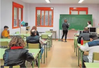  ?? ABC ?? Una clase de adultos en Sevilla