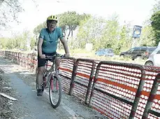  ?? (foto LaPresse) ?? Allarme
La pista ciclabile di viale della Moschea e, a sinistra, la banchina del Tevere all’altezza di Castel Sant’Angelo invasa dal fango