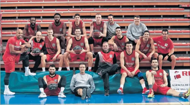  ??  ?? TODA UNA FAMILIA. Los jugadores y el cuerpo técnico del Montakit Fuenlabrad­a, los artífices del 4-0, posan antes de visitar hoy al Real Betis Energía Plus.