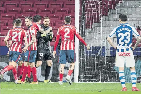  ?? FOTO: J.A.S. ?? El meta esloveno del Atlético de Madrid fue el gran protagonis­ta del choque ante el
Deportivo Alavés, gracias a su paradón al penalti lanzado a cinco minutos para el final