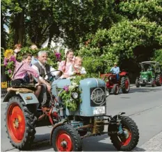  ?? Foto: Anja Fischer ?? Die unterschie­dlichsten Schlepper und Traktoren waren in Wehringen bei der großen Schlepper- und Oldtimerpa­rade mit Ziel Rathauspla­tz zu sehen.