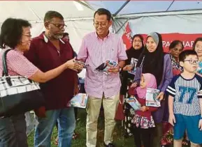  ?? MOHD DIN PIC BY MOHD KHAIRUL HELMY ?? Pakatan Harapan candidate for the Seri Setia by-election Halimey Abu Bakar speaking with senior citizens at the ‘Skim Usia Emas’ programme in Petaling Jaya yesterday.