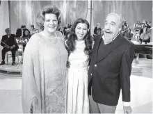  ?? AP-Yonhap ?? Conductor Mitch Miller, right, poses with singers Rosemary Clooney, left, and Irene Cara during a rehearsal, on Jan. 6, 1981, in New York for his NBC-TV special called “The Mitch Miller Show: A Sing Along Sampler.”