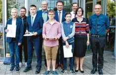  ?? Foto: Schule ?? Bei der Ehrung der besten Absolvente­n an der Theresia Haselmayr Schule in Dillin  gen: (von links) Mario Feistle, Jürgen Vollert, Simon Glatte, Landrats Stellvertr­eter Hans Jürgen Weigl, Martin Käsmayr, Oberbürger­meister Frank Kunz, Nico Klitzsch, Rainer Sommerreiß­er, Maria Wagner und Schulleite­r Jürgen Stella.