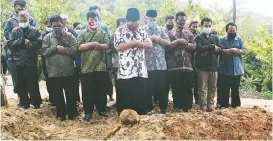  ??  ?? KHUSYUK: Jamaah mendirikan salat Jenazah di makam Ustad Ahmad Sukina di Desa Kaliboto, Karanganya­r, kemarin.
