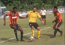  ?? FARID/JAWA POS ?? LELAH: Striker Semen Padang Marcel Sacramento (tengah) kesulitan melewati hadangan pemain belakang Perseru di Stadion Marora, Serui, kemarin.